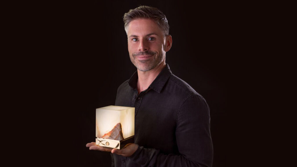 Andreas Rauwolf founder of luxonum holds a onyx designer lamp ITSU One