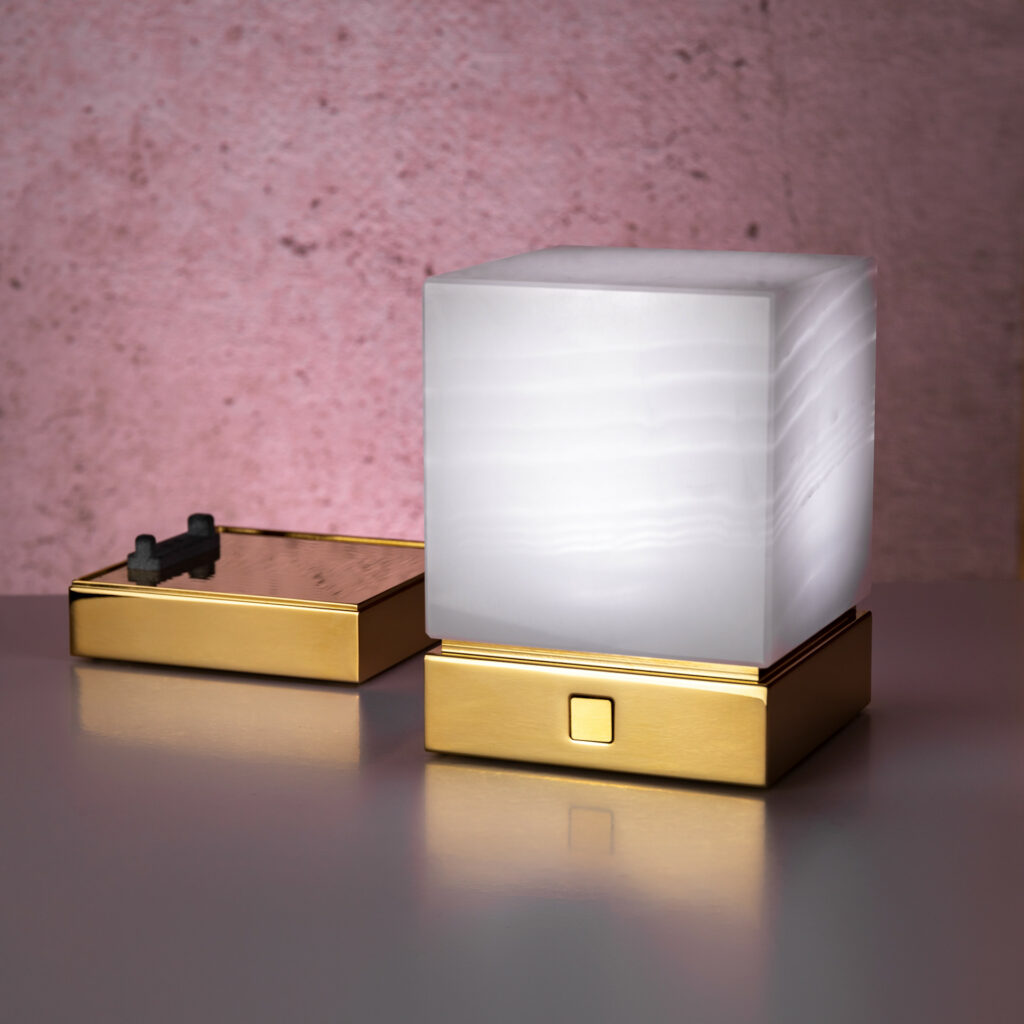 Onyx Designer Lamp ITSU One next to charging tray